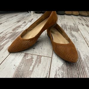 Vionic tan flats.